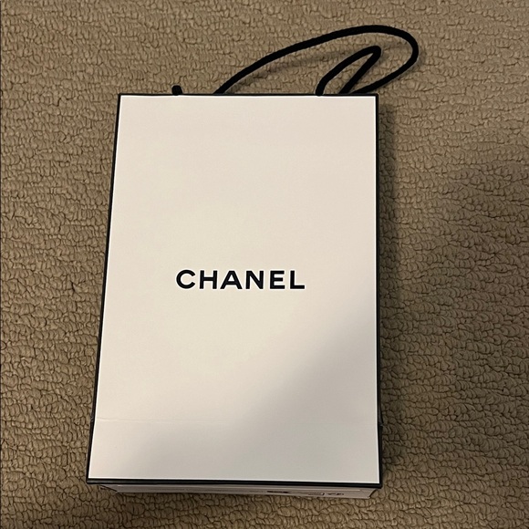 Chanel Classic White Gift Bag - Picture 1 of 4
